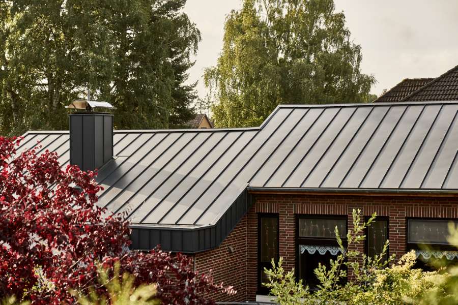 Tysk badeby har fået spir af stål blandt trækroner, Im Kleifeld 17, 29389 Bad Bodenteich, Tyskland